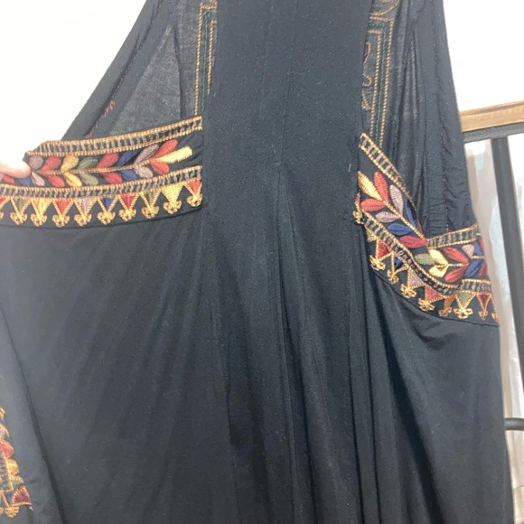 Free People- Size M- Embroidered top - Picture 8 of 9